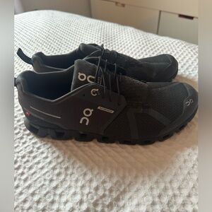 On cloud shoes black size 9.5